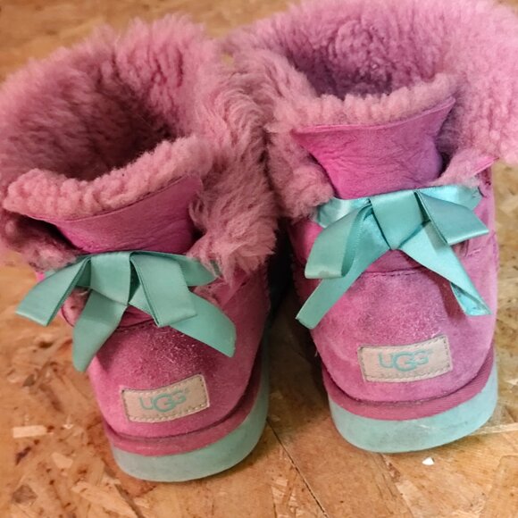 UGG girls size 5 - Picture 2 of 5